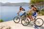 coppia di ragazzi che guarda il panorama sulla costa in mountain bike noleggiate a Vieste nel Gargano