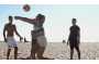 ragazzi giocano a beach volley stabilimento balneare lido Cristalda Beach a Vieste nel Gargano